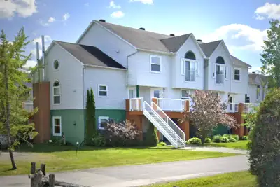 Aucunes taxes à payer À deux pas du lac Memphrémagog, ce condo sur deux étages offre un emplacement...