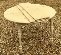 Round Wood Table with 2 extra leaves
