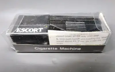 Rouleuse à cigarettes mécanique et compact en plastique de la marque Escort. Vendu dans sa boîte d'o...