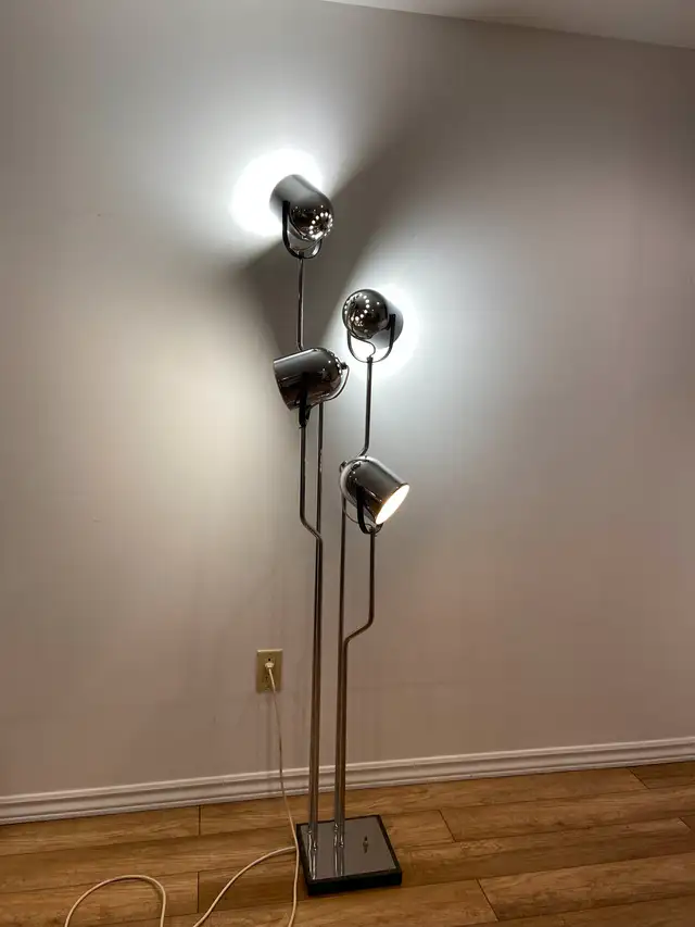 Lampe Vintage de Goffredo Reggiani | 1970s Italian Floor Lamp in Indoor Lighting & Fans in City of Montréal - Image 4