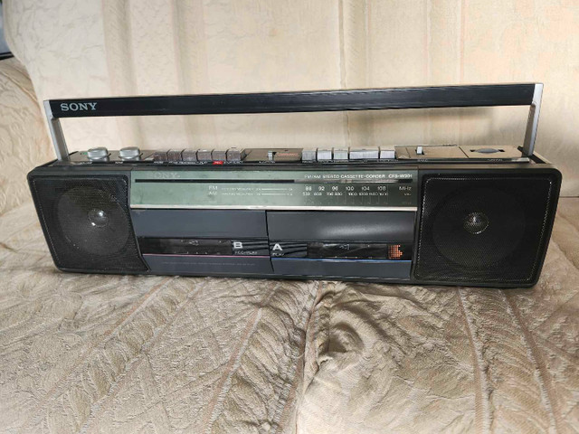 Vintage Sony boombox in Stereo Systems & Home Theatre in Leamington - Image 3