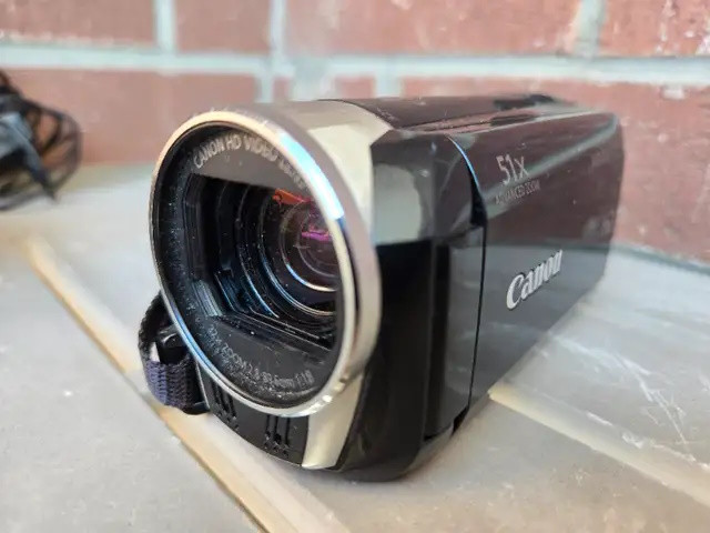 CANON Video Camera VIXIA HF R300 HD CMOS DIGITAL HANDYCAM Bundle in Cameras & Camcorders in City of Toronto