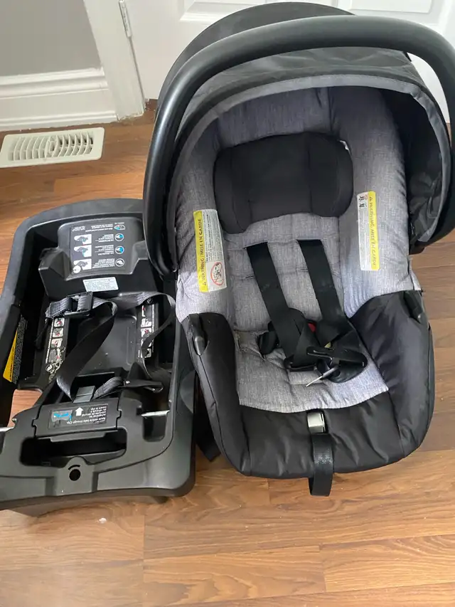 baby car seat in Strollers, Carriers & Car Seats in Oakville / Halton Region - Image 3