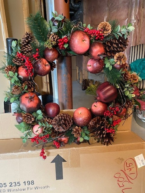 Lovely Christmas Wreath with Apples, Pomegranates, Pinecones in Other in Gatineau - Image 2