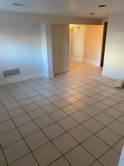 Looking for working professionals who love their environment. Lovely clean suite Located in the Suns...