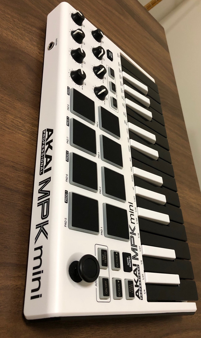 Akai MPK MINI MKII 25-key Keyboard Controller (White) in Pianos & Keyboards in Kitchener / Waterloo - Image 4