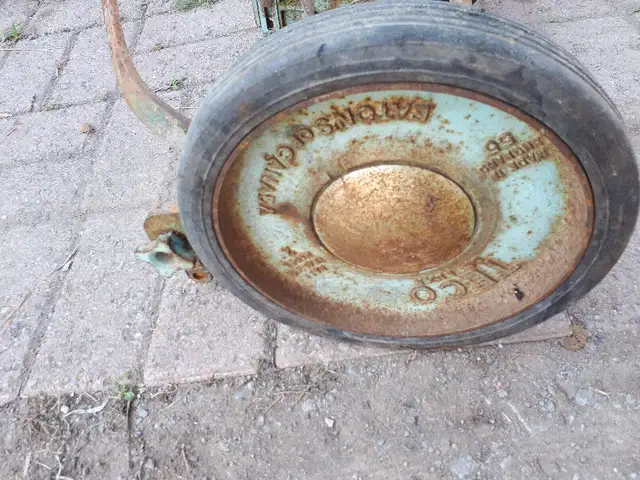 antique push lawnmower works great in Lawnmowers & Leaf Blowers in Trenton - Image 3