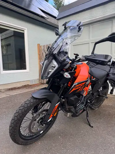 Mint condition. 3500km. Factory lowering kit, SW Motech rear rack, Puig touring windscreen.