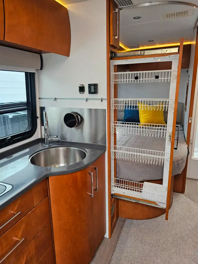 VR  (Motorisé) classe B+ 2019 31 000 Km - Leisure Travel Unity in RVs & Motorhomes in Sherbrooke - Image 8