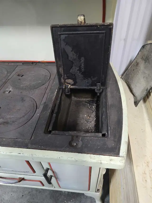 cuisinière Antique  in Stoves, Ovens & Ranges in Sherbrooke - Image 4