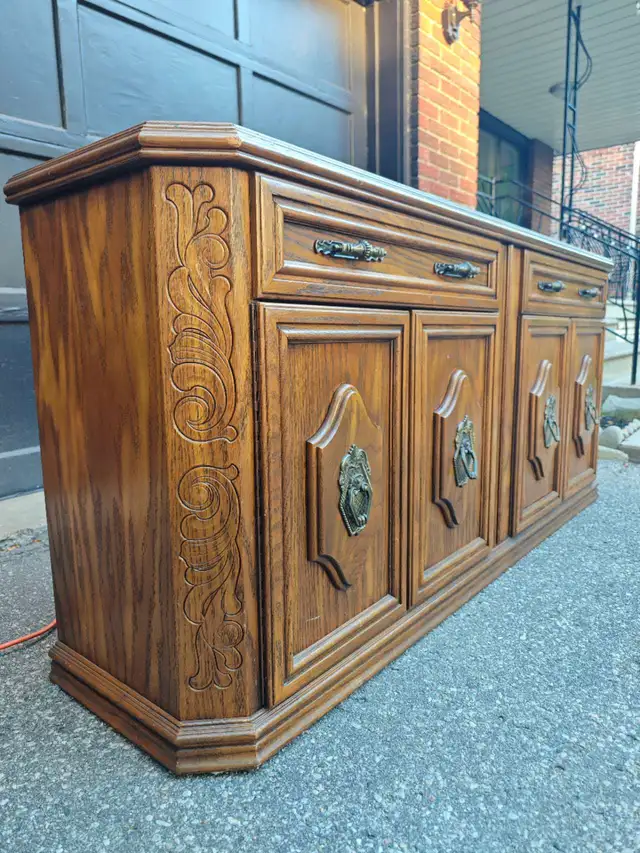 Solid wood display cabinet with lights in Hutches & Display Cabinets in City of Toronto - Image 6