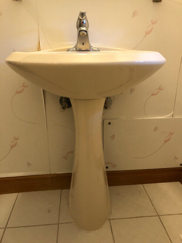 Pedestal sink with MOEN faucet in Plumbing, Sinks, Toilets & Showers in Cambridge