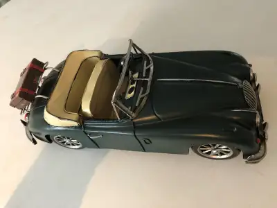 Jaguar XK150 1:12 (12 pouces) neuf $109 Également une Jaguar rare cx75 1:32 diecast neuf $29 Michel...