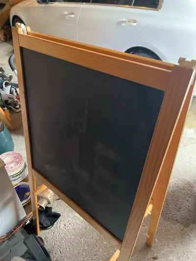 This is a versatile easel, perfect for budding artists or for displaying signage. It features a chal...