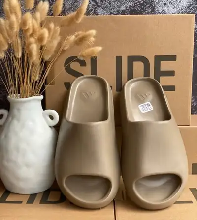  Yeezy Slide! Size 10, View more