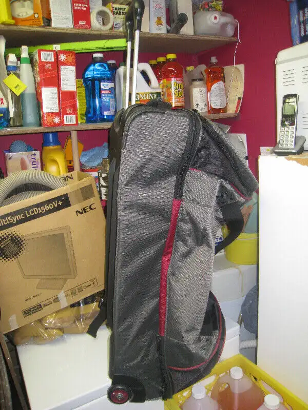 NEW or LIKE NEW SPORTS / EQUPIMENT BAGS in Hockey in Regina - Image 4