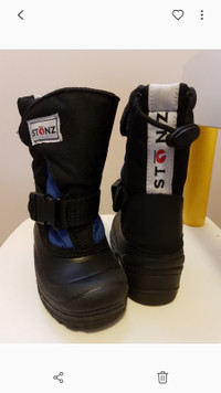 Stonz trek boots size 8, brand new