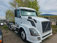 2014 Volvo VNL64300 - Low KM's