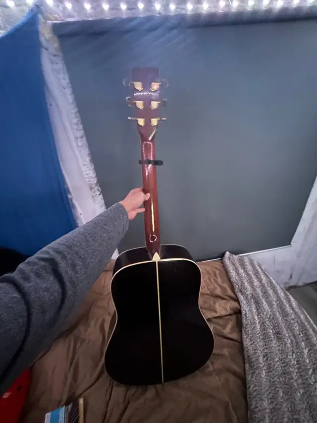 Acoustic guitar in Guitars in Laval / North Shore - Image 4