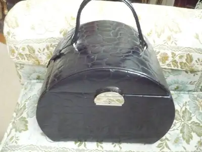 NEW GIFTABLE CONDITION TUSCAN DESIGN STYLISH JEWELLERY LUGGAGE, View more