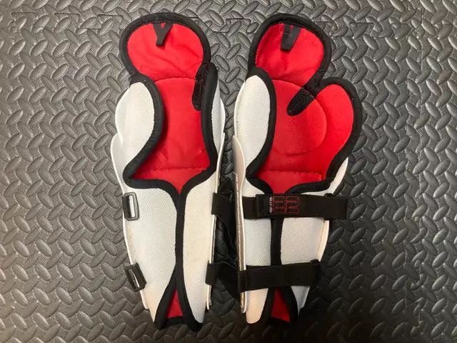 HOCKEY SHIN PADS in Hockey in City of Toronto - Image 3