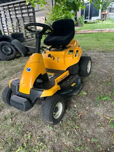 Tracteur cub cadet 30 pouces , très propre , il n’es pas hydrostatiques. Huile, filtrer sera remplac...