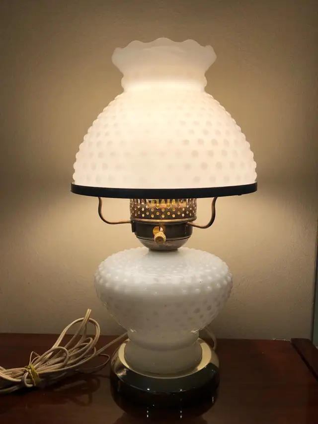 Milk Glass Hobnail Parlour Lamp in Indoor Lighting & Fans in City of Toronto - Image 2