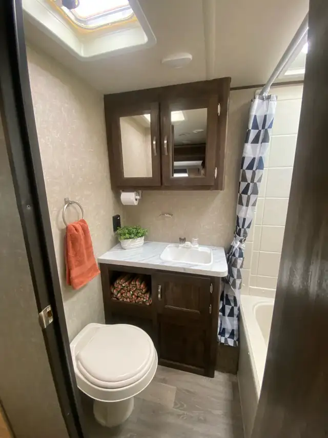 Your search for the perfect family camper stops here! in Travel Trailers & Campers in Regina - Image 6