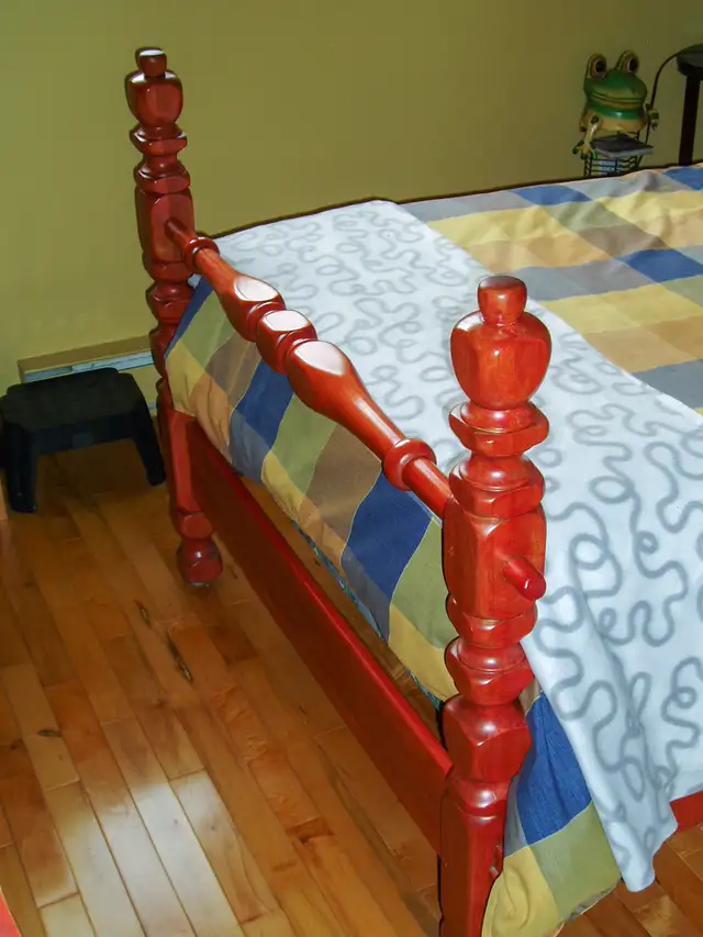 Lit simple en érable massif in Beds & Mattresses in City of Montréal - Image 3