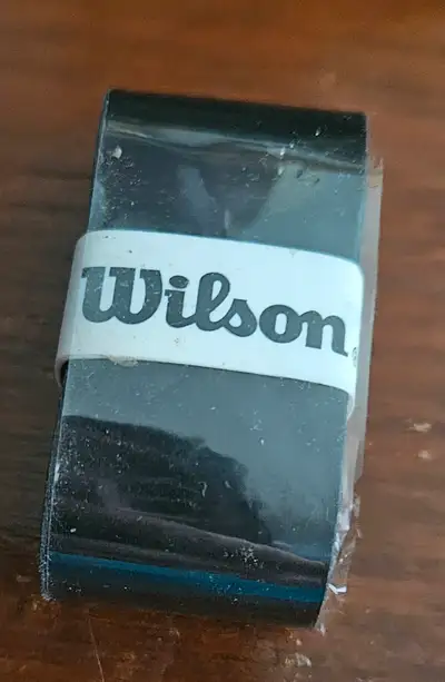 Surgrip Wilson pour améliorer la poigne de la raquette de tennis.