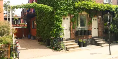 Grand 5 1/2 entièrement meublé dans un haut de duplex.