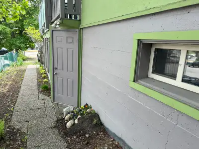 Fully furnished one bedroom apartment suite located 2 blocks from downtown Salmon Arm. Rent includes...