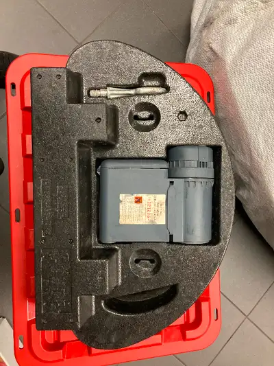 Je parle aussi français I am selling an OEM M Mobility System Emergency Tire Inflator for 2001-2006...