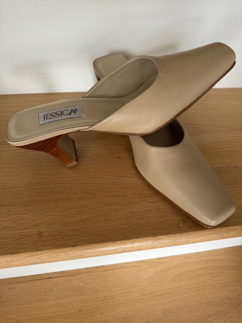 Women sandals in Women's - Shoes in Timmins - Image 3