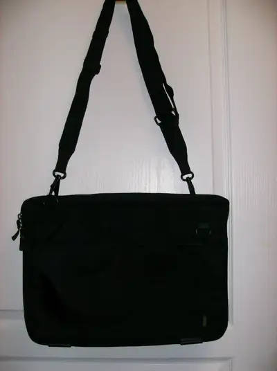 NEW Targus Laptop Bag Well Padded + 3 outside compartments, View more