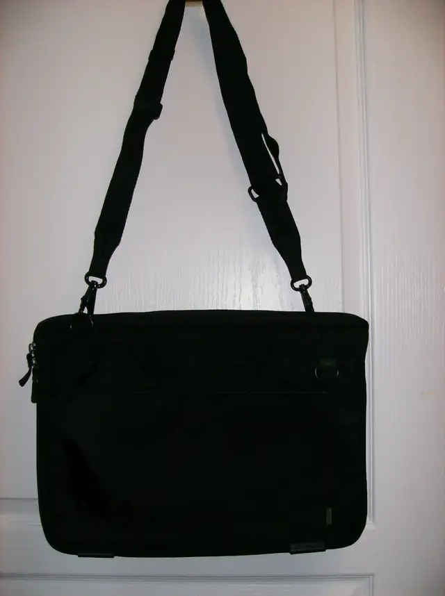 NEW Targus Laptop Bag Well Padded + 3 outside compartments in Laptop Accessories in London - Image 2