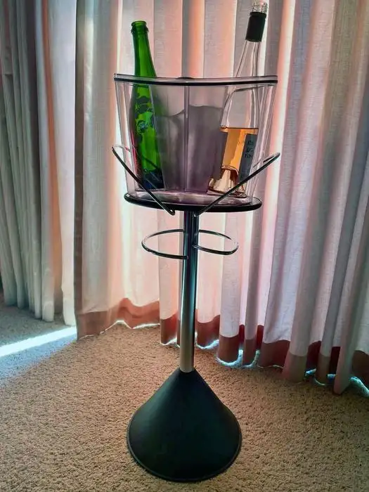 Rare Screwpull by Le Creuset Acrylic Ice Bucket and Stainless St in Kitchen & Dining Wares in Cowichan Valley / Duncan - Image 4