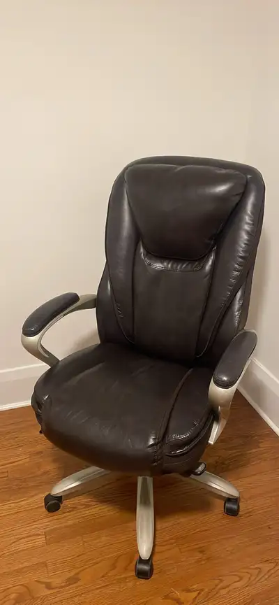 Selling a Serta Smart Layers Hensley Big and Tall Executive Chair in great condition. This leather c...