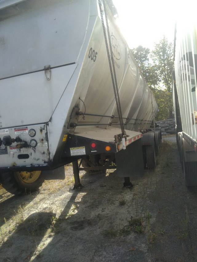 2015 Trout River 5 axle live bottom  in Heavy Trucks in Belleville - Image 4