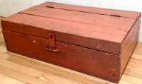 Antiquité. Collection Très ancien coffre en bois peint et patiné