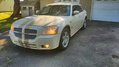 Dodge Magnum R/T AWD 20005. Aile arrière droite rouillé mais pas défoncé. Un détecteur ABS à remplac...