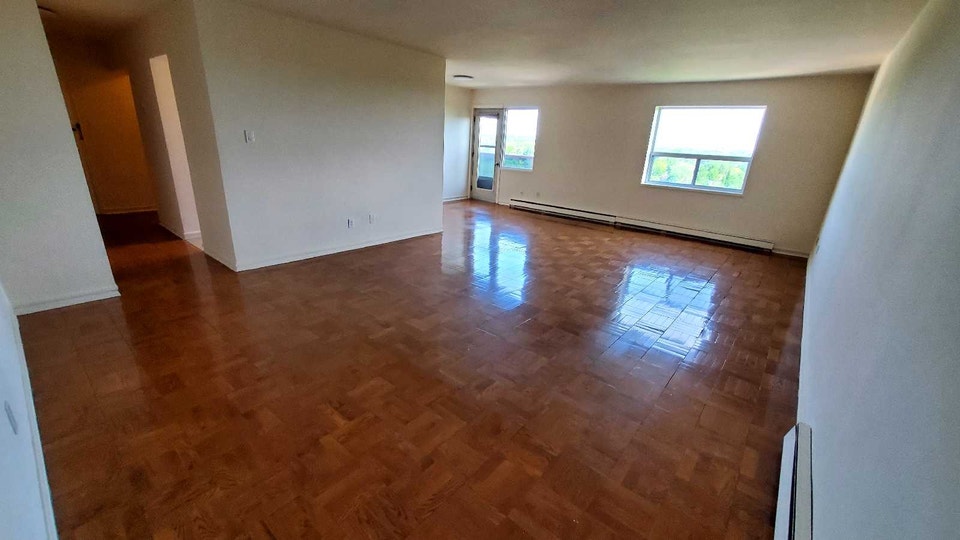Bachelor for rent 3