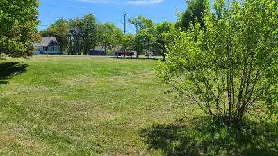 Terrain de coin de premier choix disponible au coin de la rue Breau et de la rue Principale – l’un d...