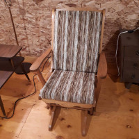 Chaise berçante vintage en excellente condition 