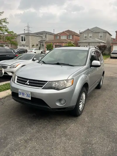 Selling a 2009 Mitsubishi Outlander in great condition perfect for new families or as a first car. 2...