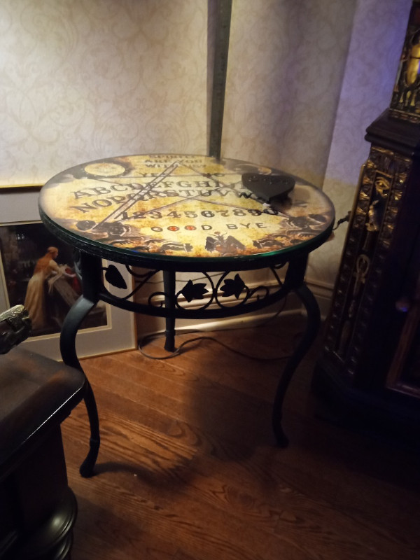 Table Ouija Originale H22 x L22 pouces dans Art et objets de collection  à Laval/Rive Nord - Image 3