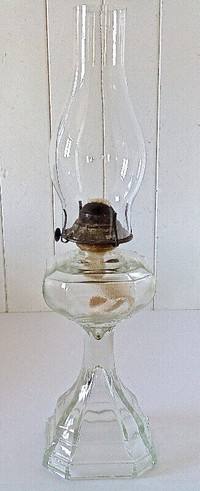 Antiquité. Collection. Grande lampe à l'huile en verre
