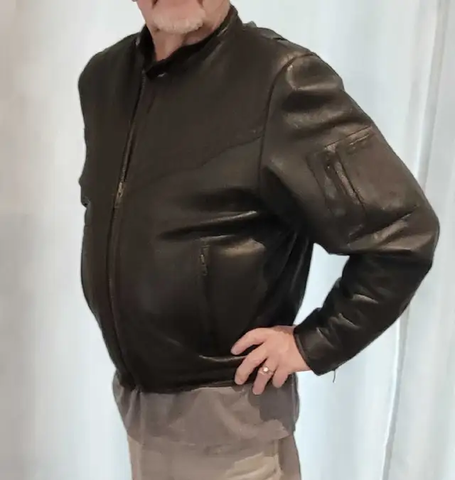 "On the Fringe" Custom Leather Motorcycle Jacket in Motorcycle Parts & Accessories in Hamilton - Image 2