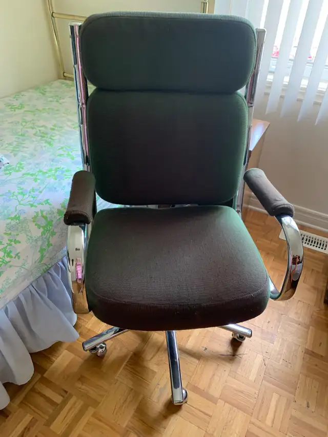 Executive office chair in Chairs & Recliners in City of Montréal - Image 2
