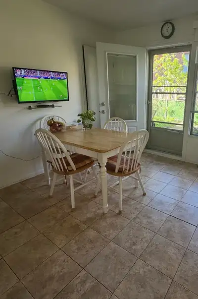 Table en bois + 4 chaises, View more